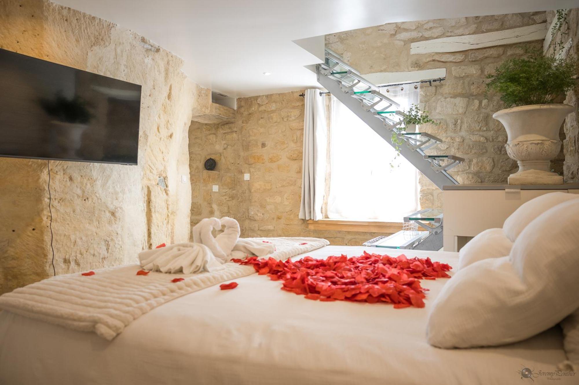 Chez Millouz - Triplex Semi-Troglodyte Apartment ปองตัวส์ ภายนอก รูปภาพ